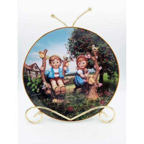 MJ Hummel Apple Tree Boy and Girl Decorative Plate Danbury Mint Little Companion - Picture 1 of 12